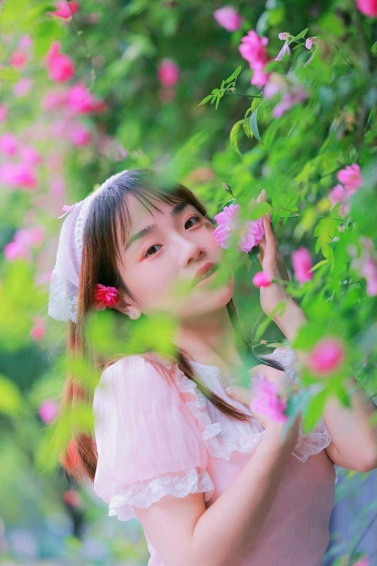 不缺席每一个瞬间！蔷薇花下花海与裙摆夏日粉裙少女蔷薇藤下