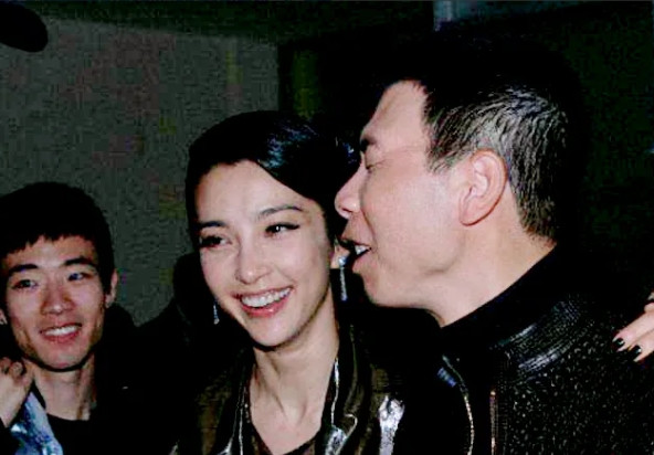 2003年，冯小刚在筹拍《天下无贼》时，准备邀请范冰冰出演女配角。这时，制片人告