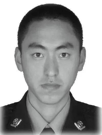 辽宁民警郑亮用身体挡汽车保护酒驾嫌疑人牺牲。9月26日37岁交通民警郑亮在已经