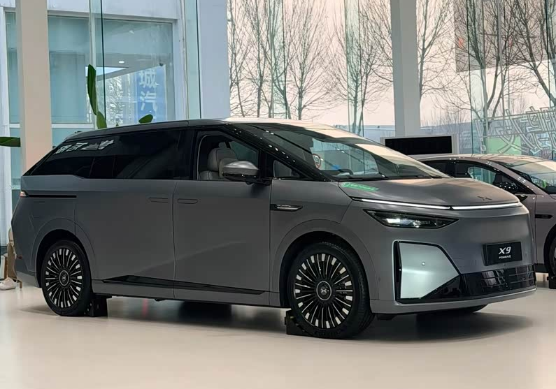 看完新车发布会同事对X9动心了预算35万到40万都可以。现在和父母住一起，经常