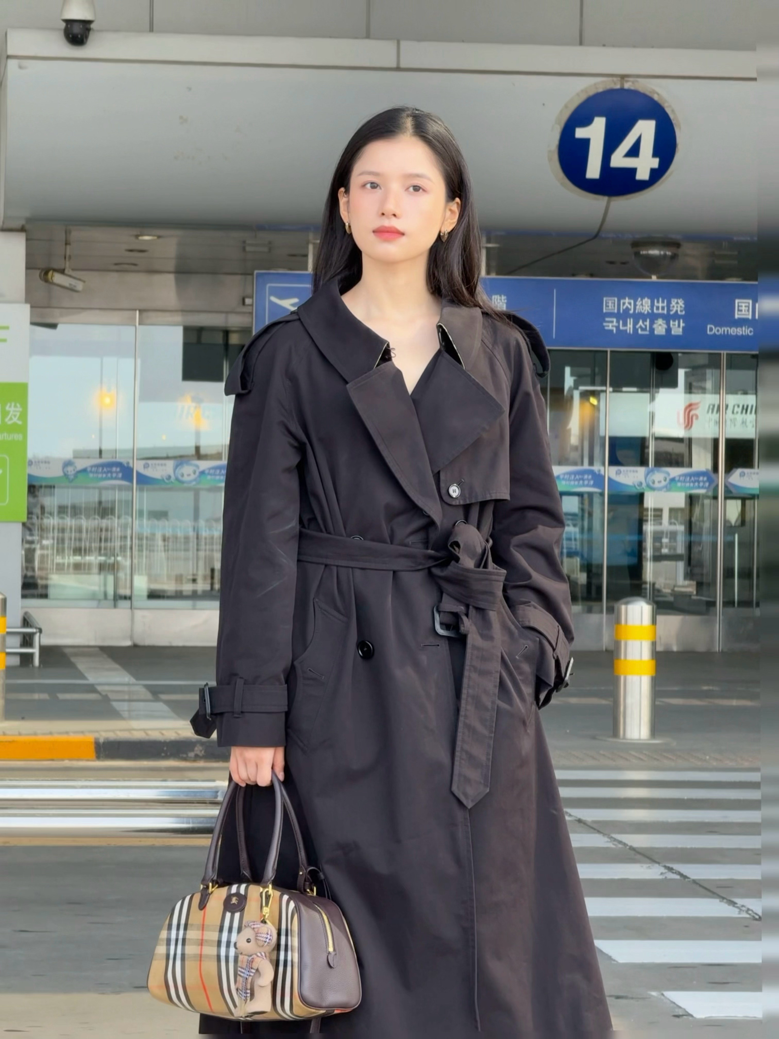 风衣战神张婧仪张婧仪启程伦敦时装周，即将作为品牌大使再次亮相奢牌秀场看秀，经典