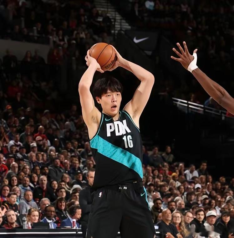 开拓者可以用杨瀚森交易库明加！开拓者目前对待杨瀚森的态度就是轻视，开拓者宁可给里