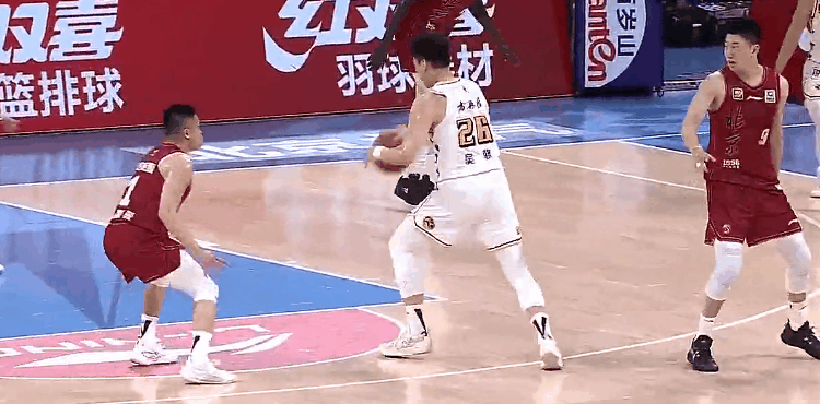 G5北京首钢惨败广厦，无缘夺冠，北京现几个名场面，曾凡博和周琦儿子在场边频频抱头