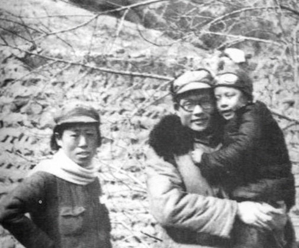 1940年，延安。两个人并肩走进登记处，办完一张纸，出来时，一个姓萧，一个姓