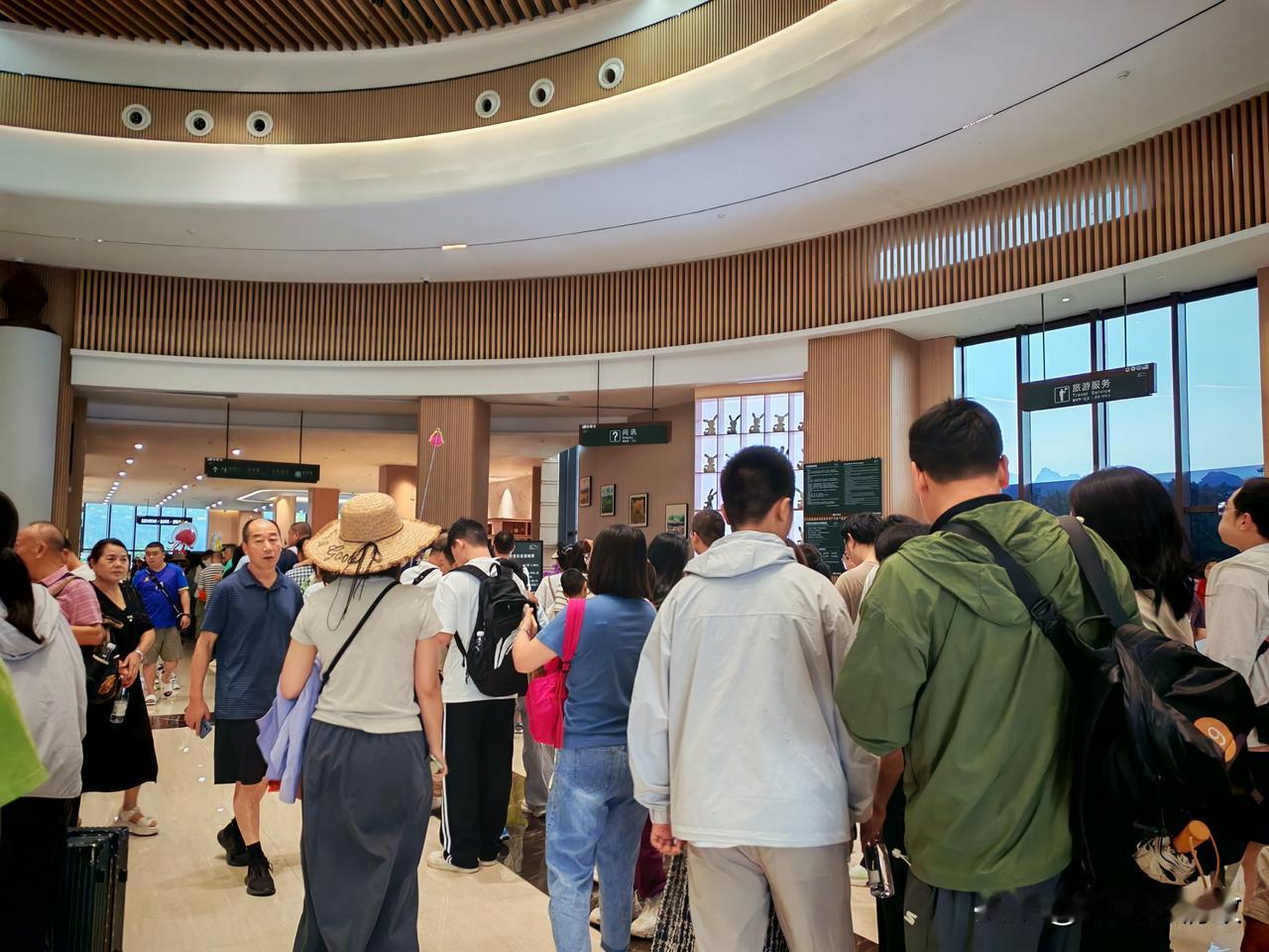 成群结队去避暑好吗？一位老同学带了十二家共24人到弥勒去避暑。在一家大型民宿