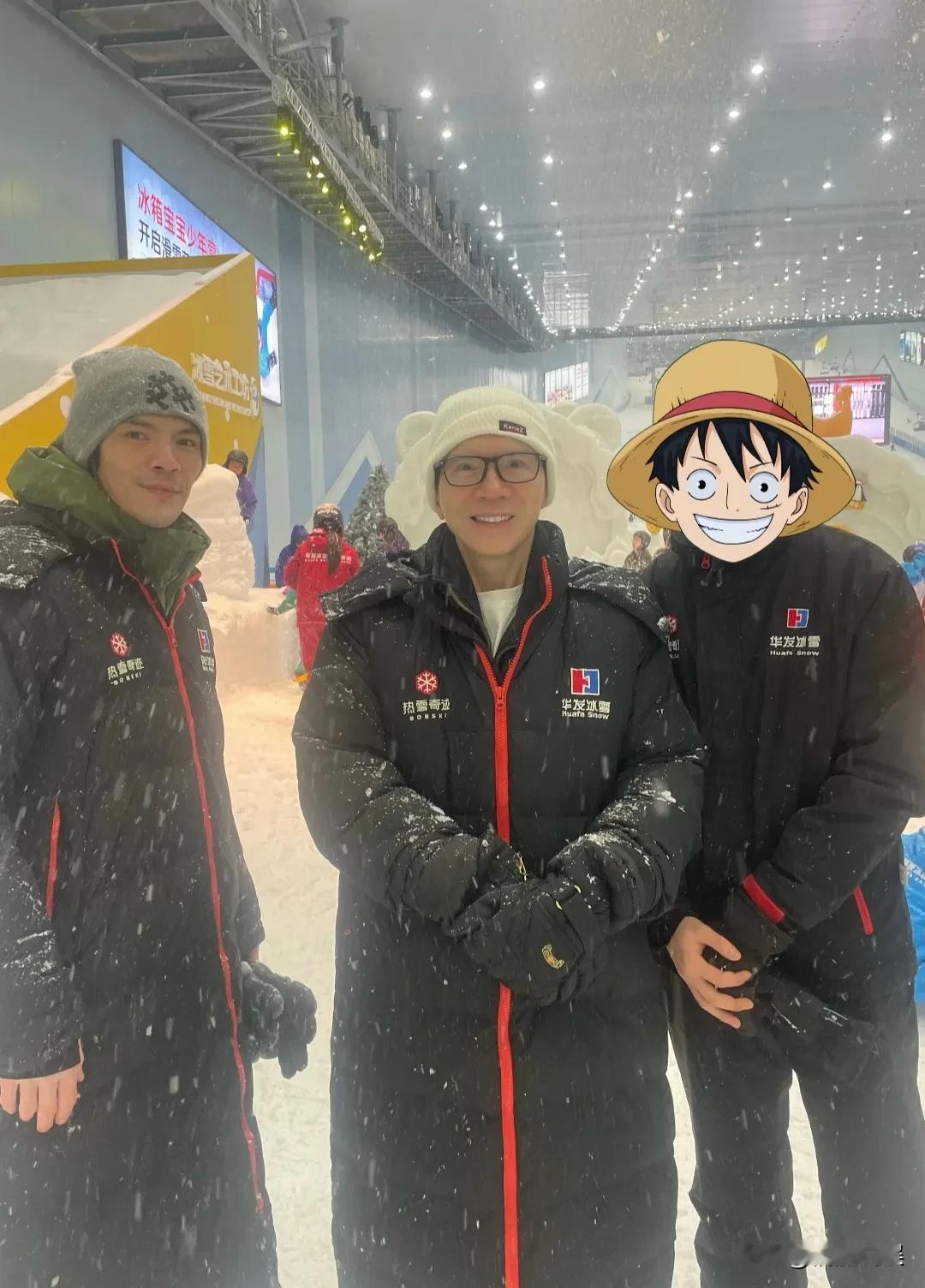 向佐一家子现身深圳一间室内冰雪场玩雪，向佐和他爸，简直是复制粘贴啊，眉眼一模一样
