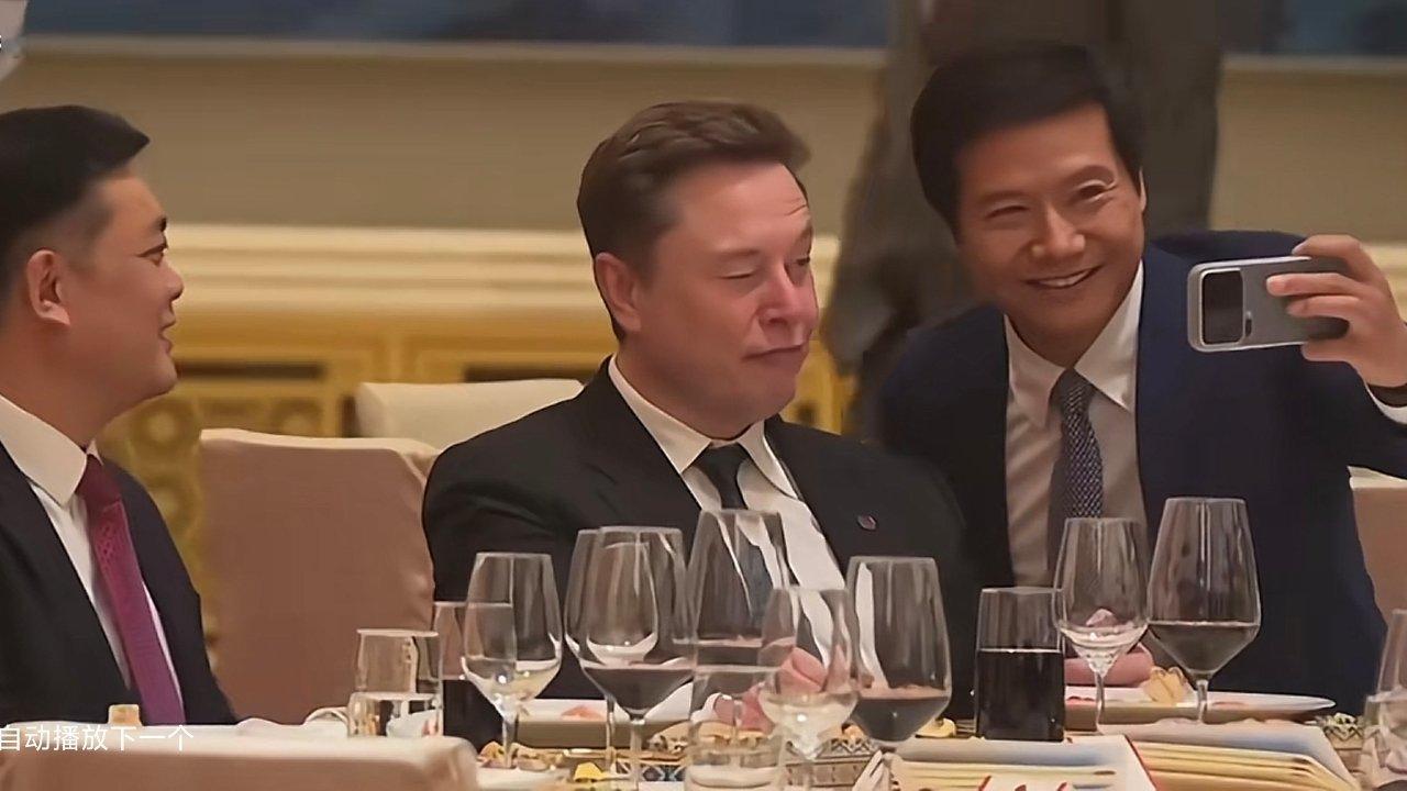 雷军马斯克合影看这小表情，感觉马斯克都已经喝高兴了，雷总也是不小心露出了一波小