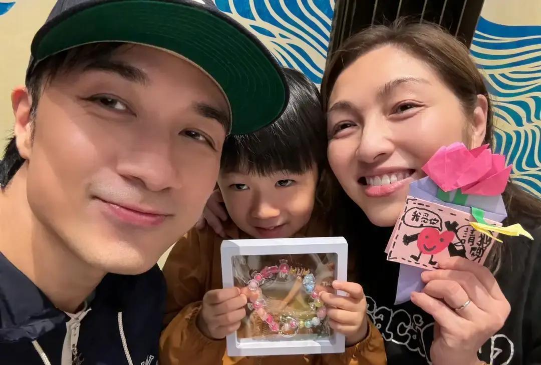 57岁生娃，她真敢赌命古巨基晒二胎脚丫照，53岁再当爸，妻子57岁。评论区