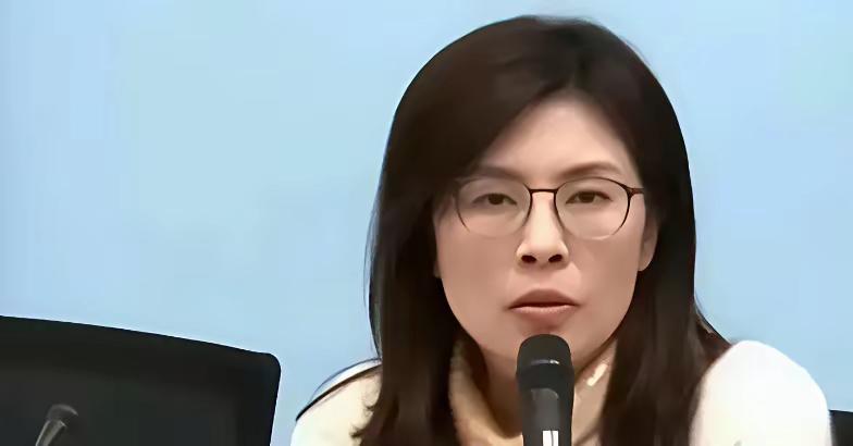 万万没想到，台湾省时事评论员郑丽文竟然抛出了这么犀利的问题！她问道：“如果有一天