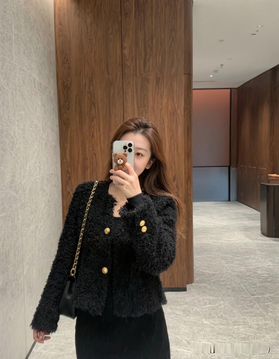 女人若深爱一个男人，放手往往是最艰难的选择。除非爱到绝望，看不到未来，或