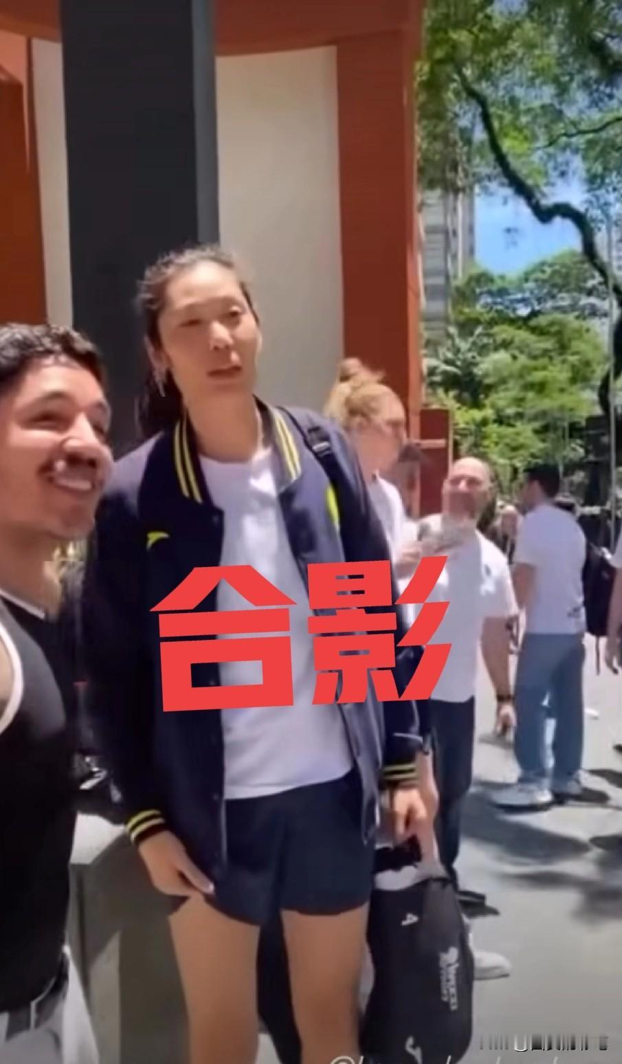 巴西大街上的朱婷，又被球迷堵住了[捂脸哭]瞧，国际球星朱婷刚出现在大街上，巴西一