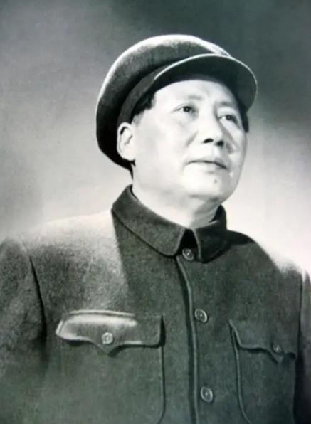 毛主席为何生不进故宫，逝世后不葬八宝山？原因令人敬佩。1954年5月，毛主席