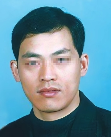 2003年10月，罪犯谢先荣被击毙后痛苦的倒在地上，身上已经失去了生命的体征。法