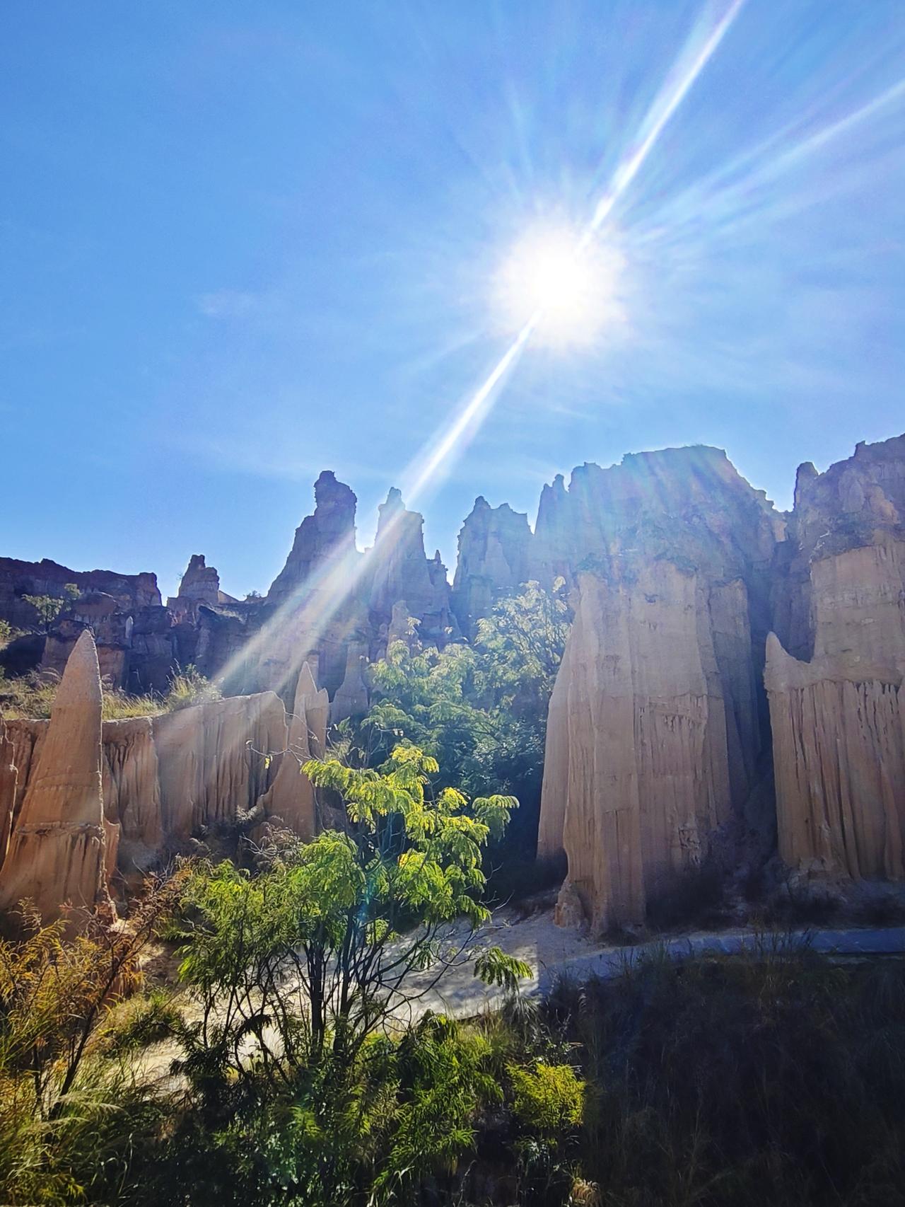 从元谋经元谋物茂土林到楚雄市今天上午惜别了元谋，我们先去了元谋物茂土林游览，然