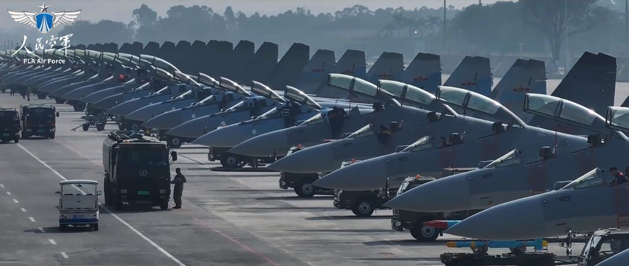 中国空军的实力到底有多强？看看这张图就明白了！大致数一下，这张图中有超过20