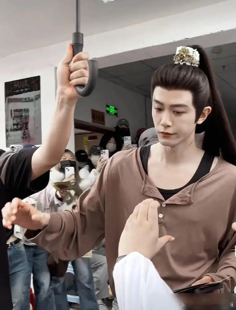 爆红后的邓凯，活成了横店最忙的打工人。4月11日《金枝》片场，190大个子的邓