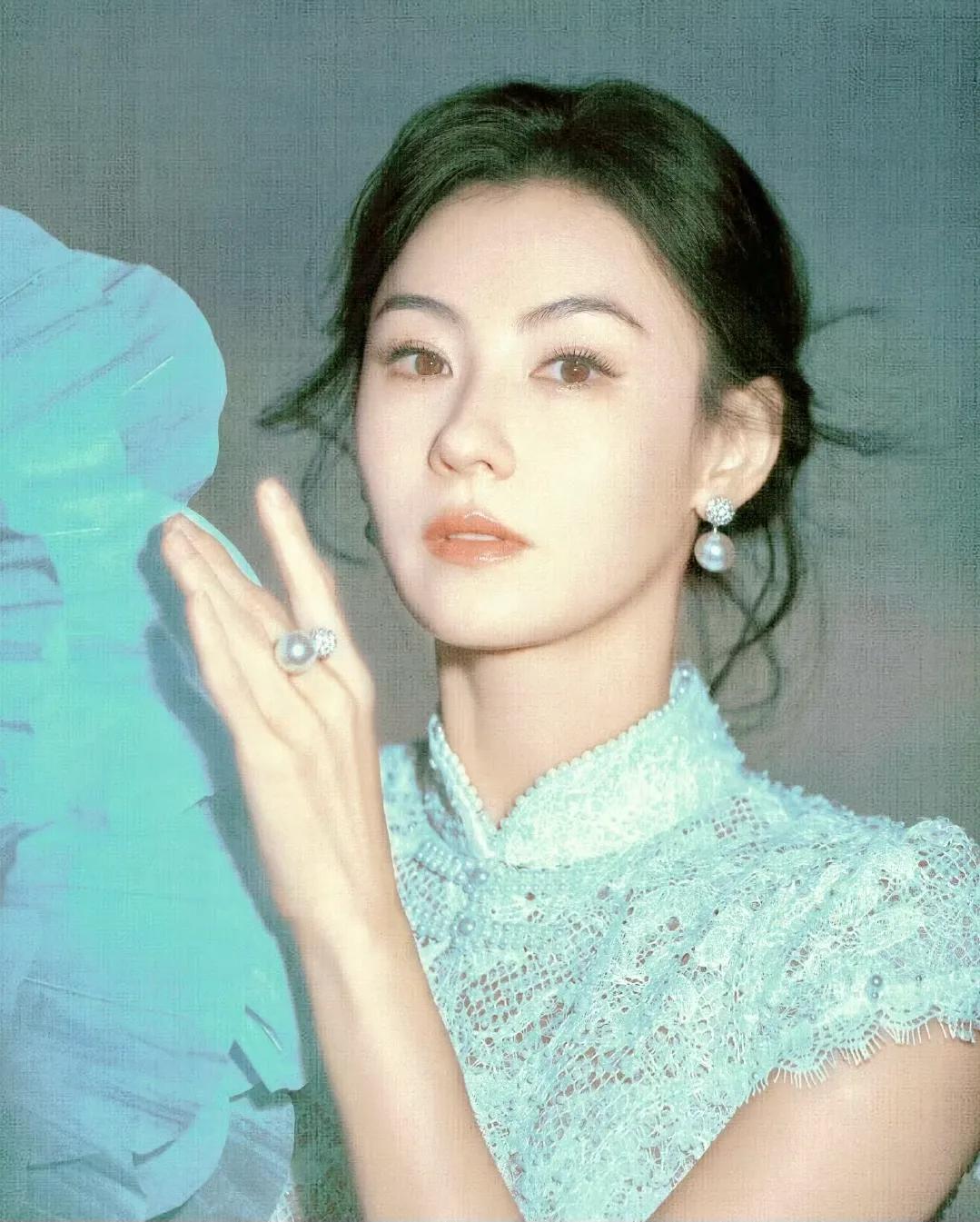 44岁张柏芝穿上旗袍，妥妥白月光，根本看不出是三个孩子的妈妈！