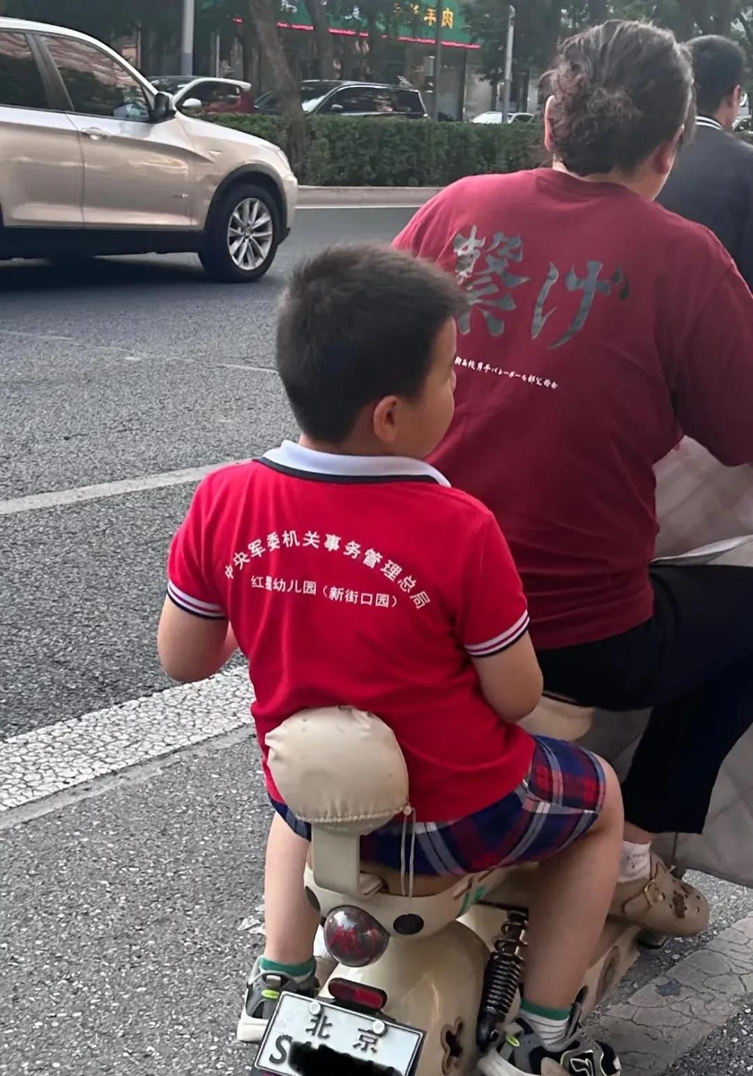 北京的牛娃，看他背后！也许你会想，这么牛的孩子，出入该是豪车接送吧？其实不然
