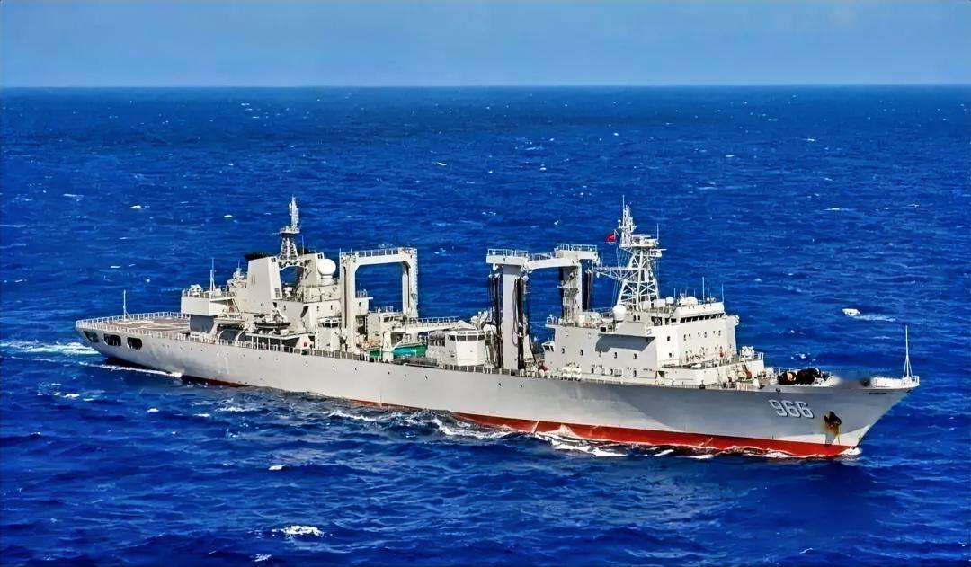 中国海军现役17艘各型补给舰驻扎地一览。901型2艘：965呼伦湖舰，201