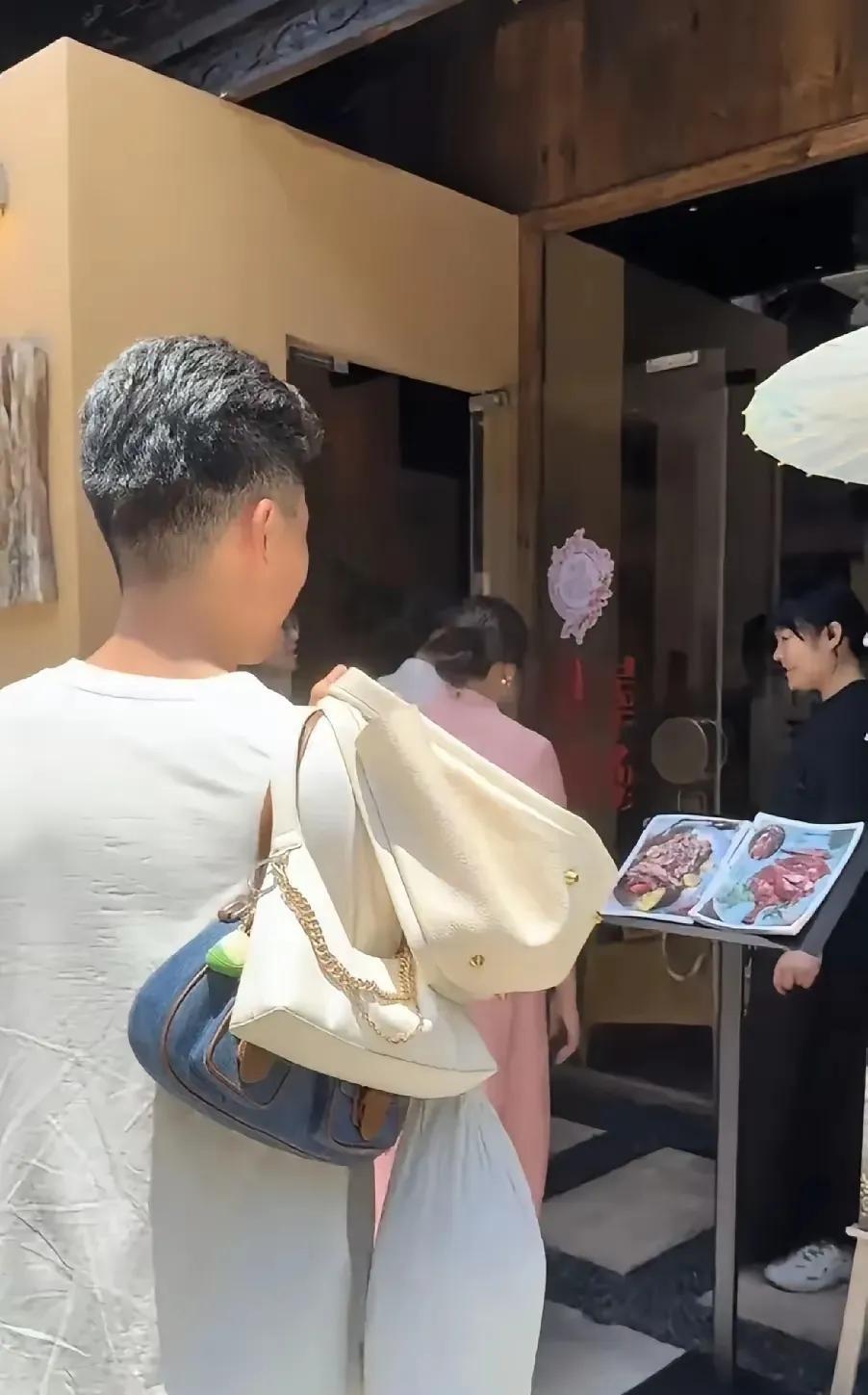 谢浩男的战友都如兄弟般温暖部队的战友之情是无法忽视的。打起仗来可以为战友拼命的
