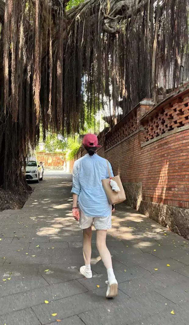 蒋欣夏日畅游，尽享惬意时光8日，蒋欣在社交平台晒出一组夏日旅游照，并配文“再