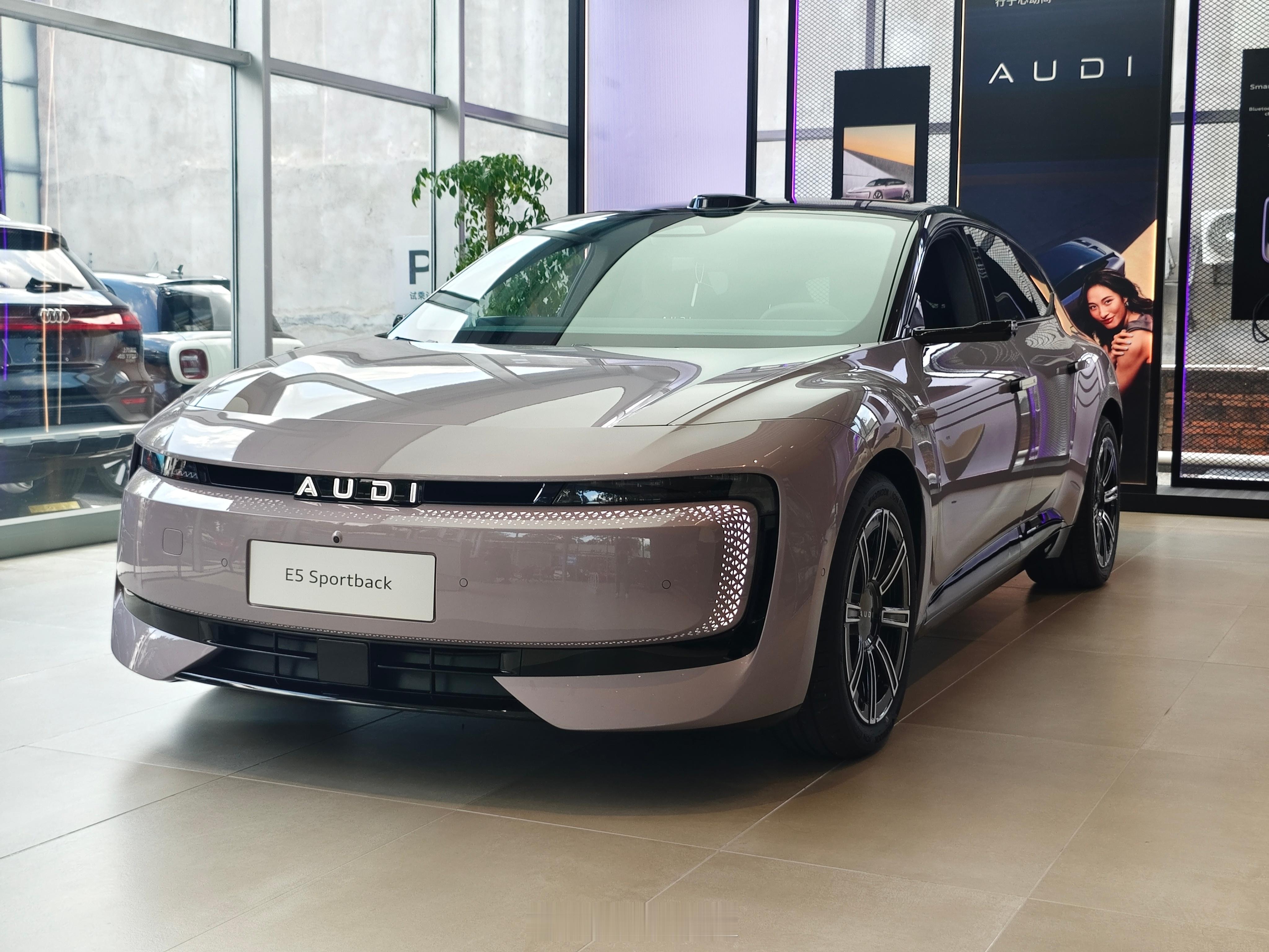 教授趁着今晚上汽奥迪E5Sportback正式上市，特意跑了一趟4S去看车，这