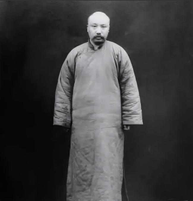 1927年4月28日下午1时，李大钊不幸遇难，梁漱溟第一个赶到了李