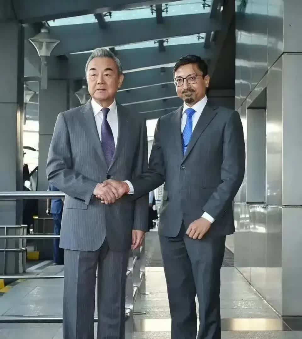这次咱们王毅外长访问印度，到机场接机的印度官员就是印度外长苏杰生的儿子德鲁瓦•苏