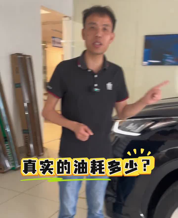 皇冠陆放的两驱豪华版真实的油耗多少？正好车主在这边贴膜，来看一下皇冠陆放的两