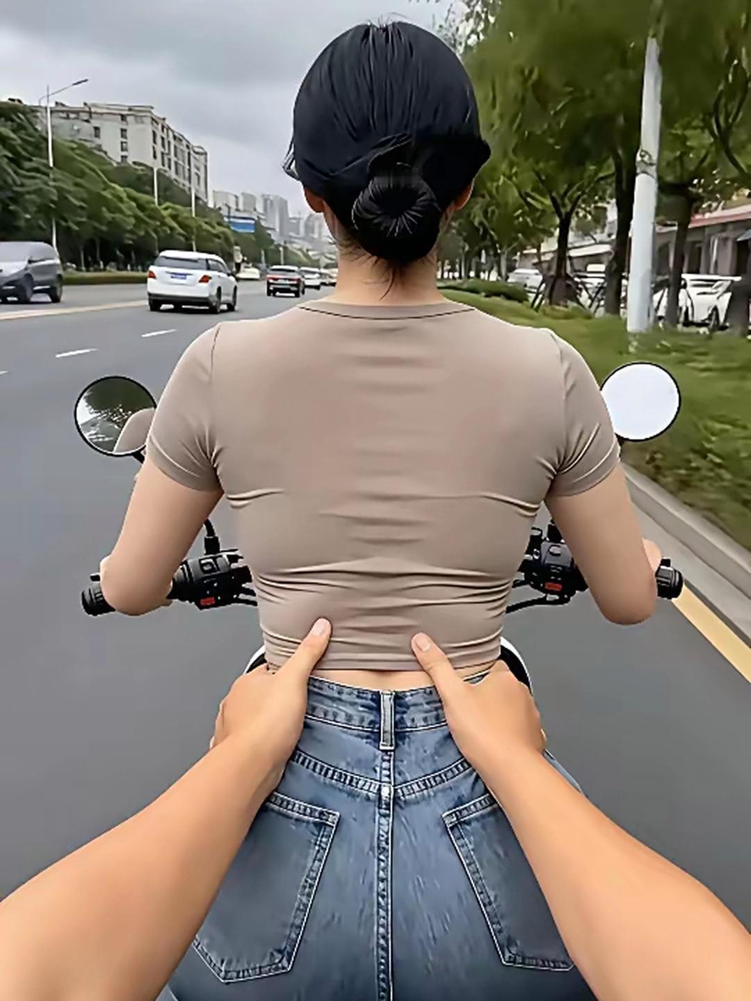 我坐在电动车后座，双手轻轻搭在她牛仔裙的腰际，感受着前行的风。她穿着紧身的卡其上