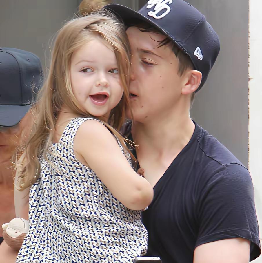 如若可以，贝嫂应该是想将那个逆子，塞到肚子里吧！布鲁克林，小贝和贝嫂的长子，长