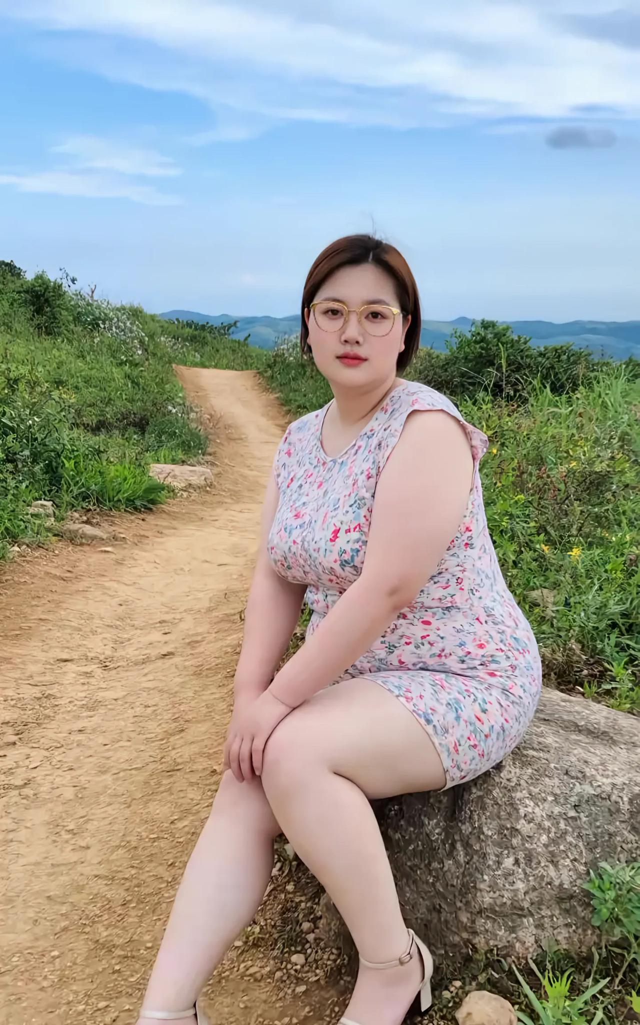 偷的一时安宁在山间小径，我寻得安宁。碎花裙与野花呼应，同青山、远黛相融。坐于石