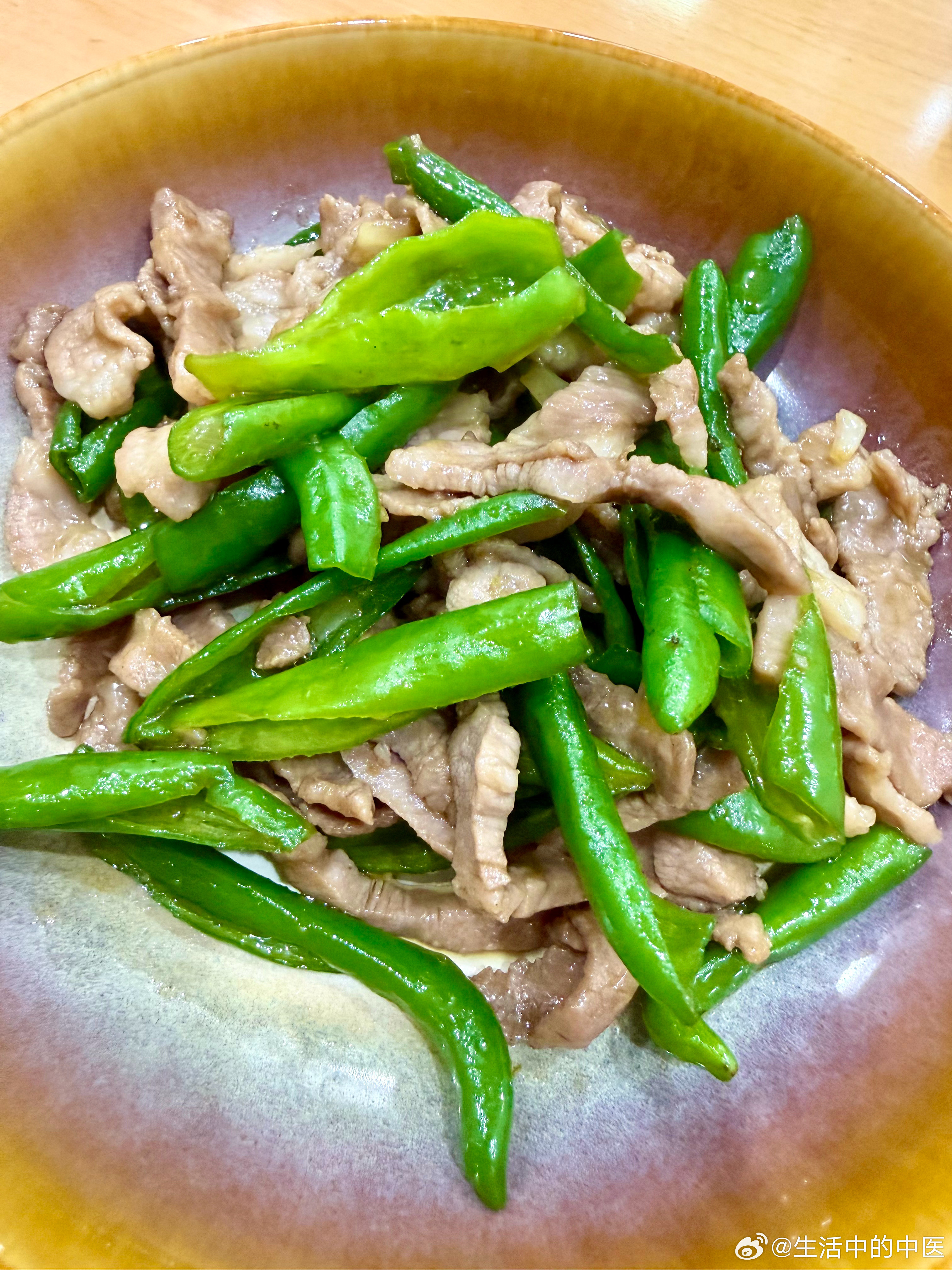 晚餐：醋溜土豆丝和辣椒炒肉配米饭。大米酸味，肉的味道也属咸，正好是酸酸咸辛的组合。​​​