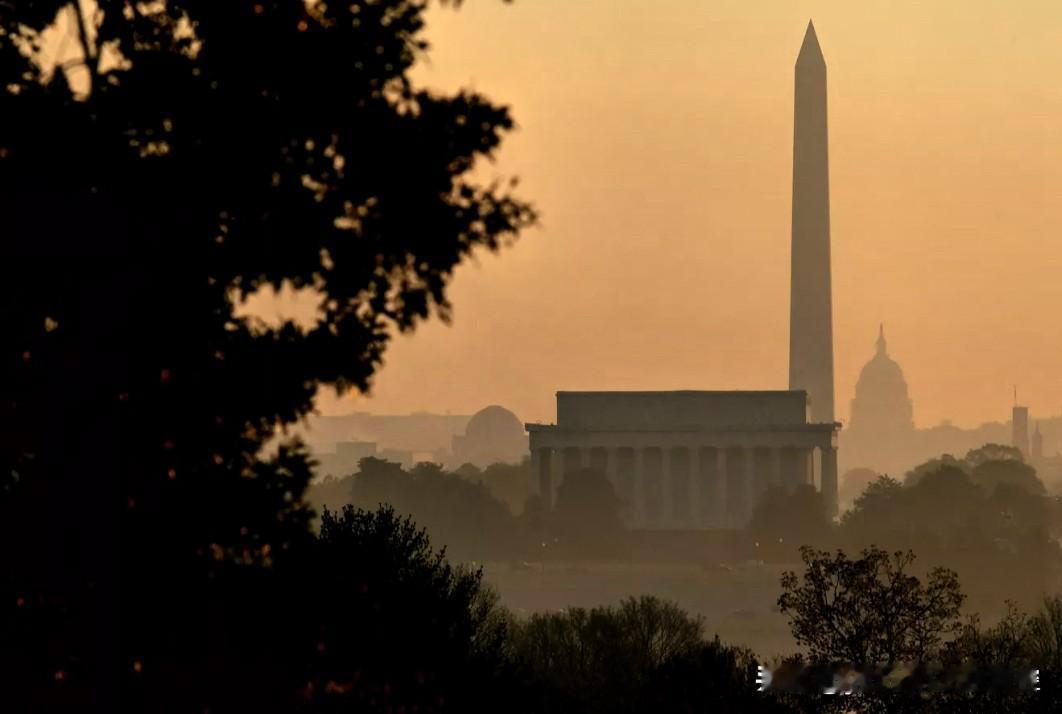【美俩军官在白宫附近被阿富汗人射杀】华盛顿时间11月26日晚间，两名