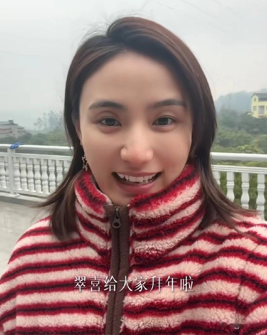 海哈金喜带着女儿回老家过年了，今年母女俩回去的，唉，少了李亚鹏，少了妞妞爸爸，不