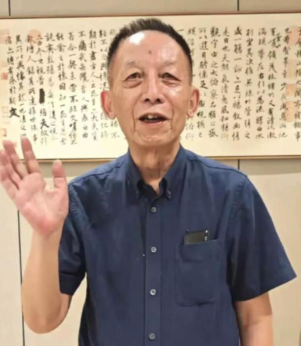 41岁的武汉大学副教授易中天递交完辞职信，头也不回地走了：“在这里待11年，连个