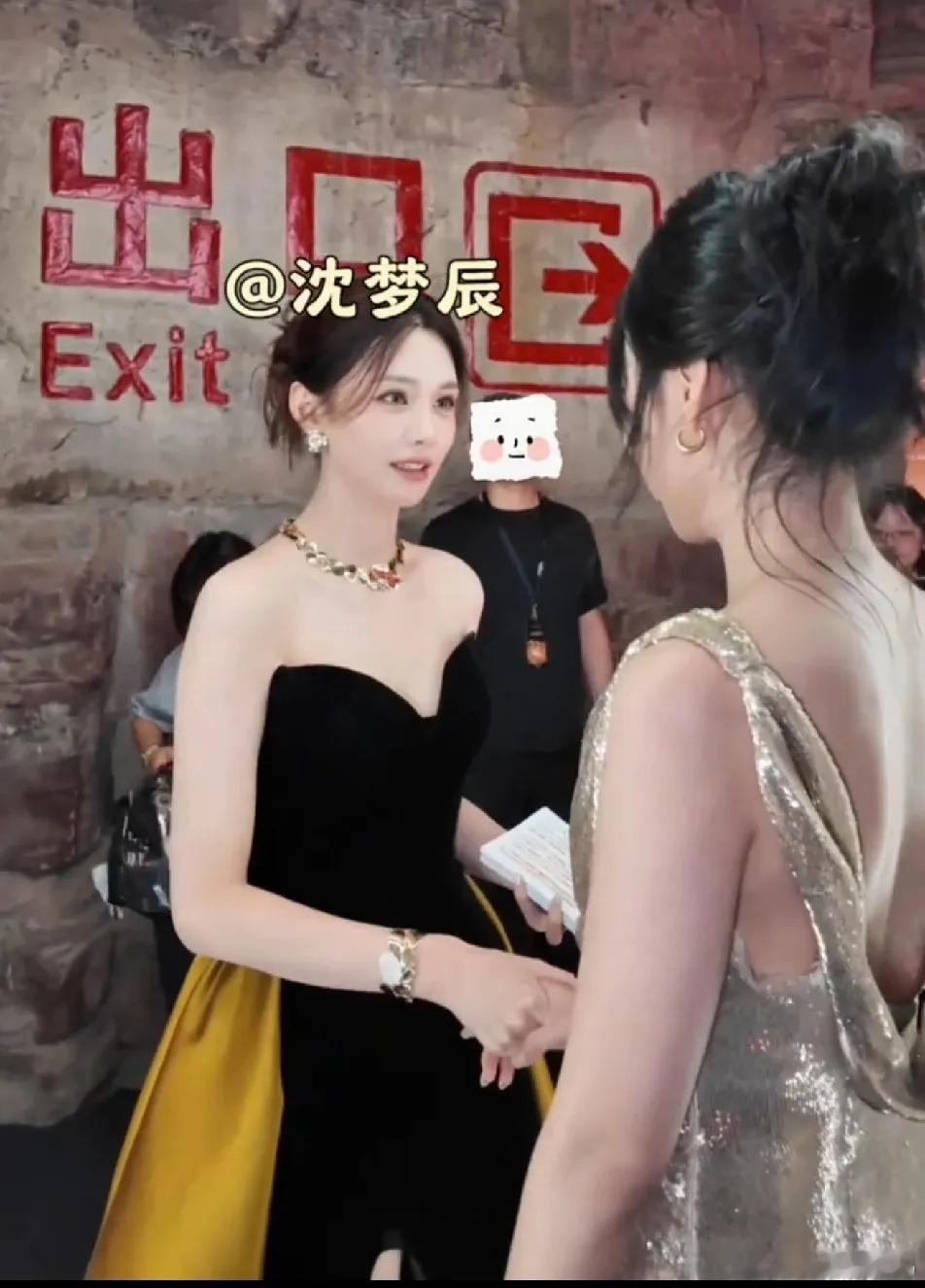 沈梦辰在网红镜头下美呆了！好奇怪，怎么在别人的镜头下反而更美？真的是肤如凝脂，气