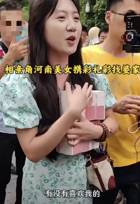 现在的女孩子真大胆，今天又有一个河南美女抱着整捆的人民币，在杭州万松书院相亲角公
