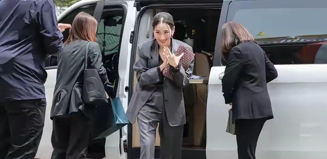 不知所踪，佩通坦盘不动了？时装秀戛然而止？他信的第三次探监只有萍通塔和纳塔鹏去探