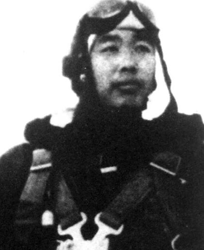 1951年，志愿军飞行员华龙毅被美军战机击落，身负重伤降落在一个山头，就在这时，