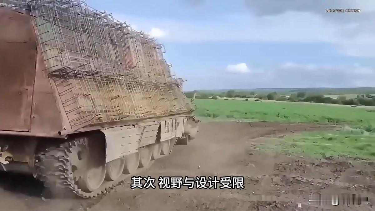 2024年乌克兰东部战场，一段无人机拍摄的画面曾引发不少热议：一辆俄军T-7