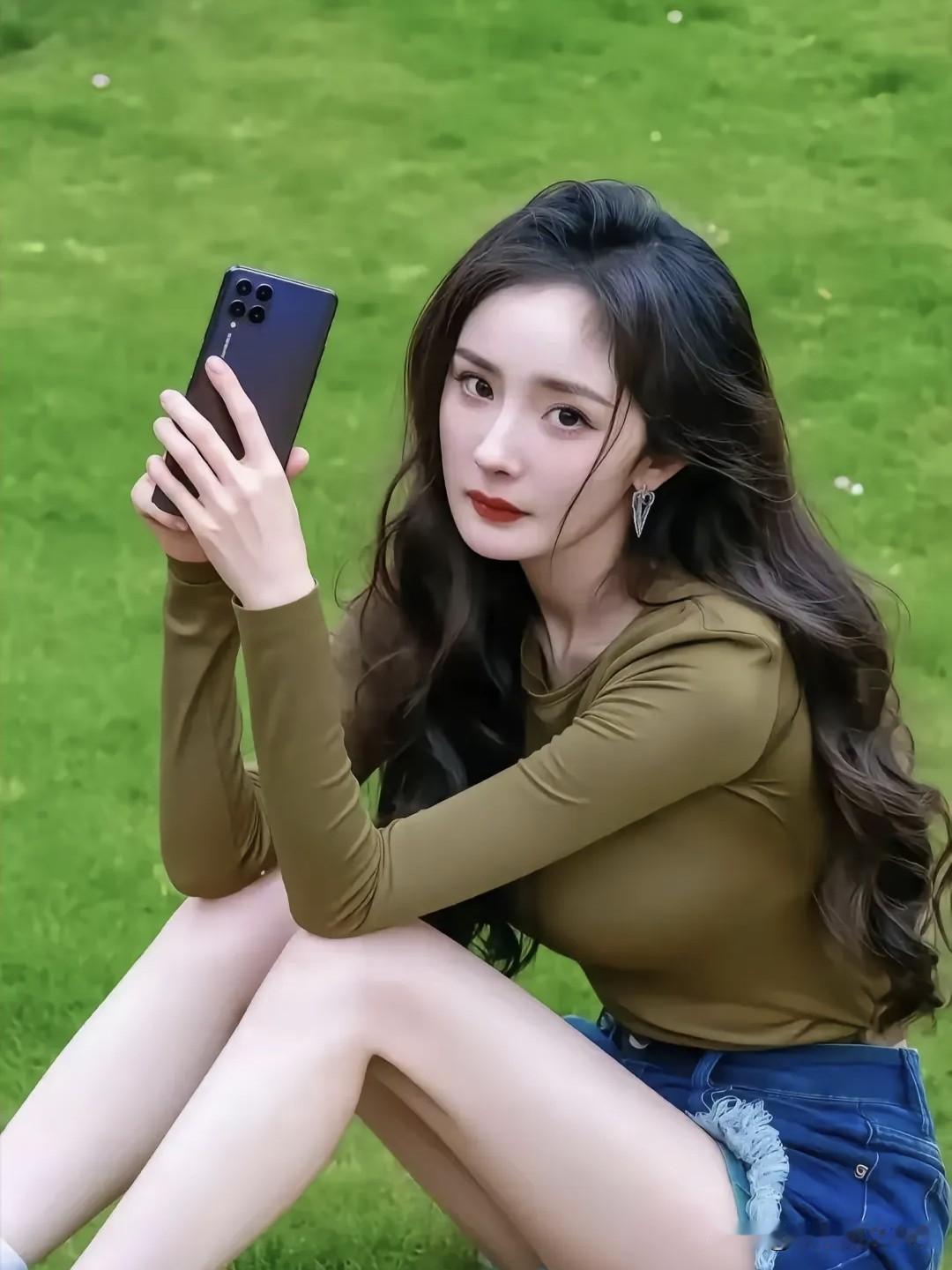 她眼里盛着一整个京城的星光，从晴川到白浅，从少女到女王，杨幂用十五年把"拼命"写