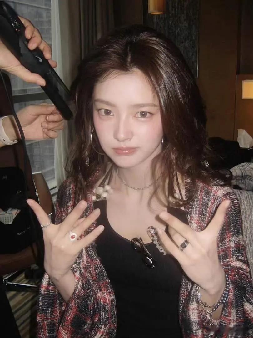 就这个一眼万年的眼神，没内涵，没气质绝对做不到，徐若晗就是高级美🔥