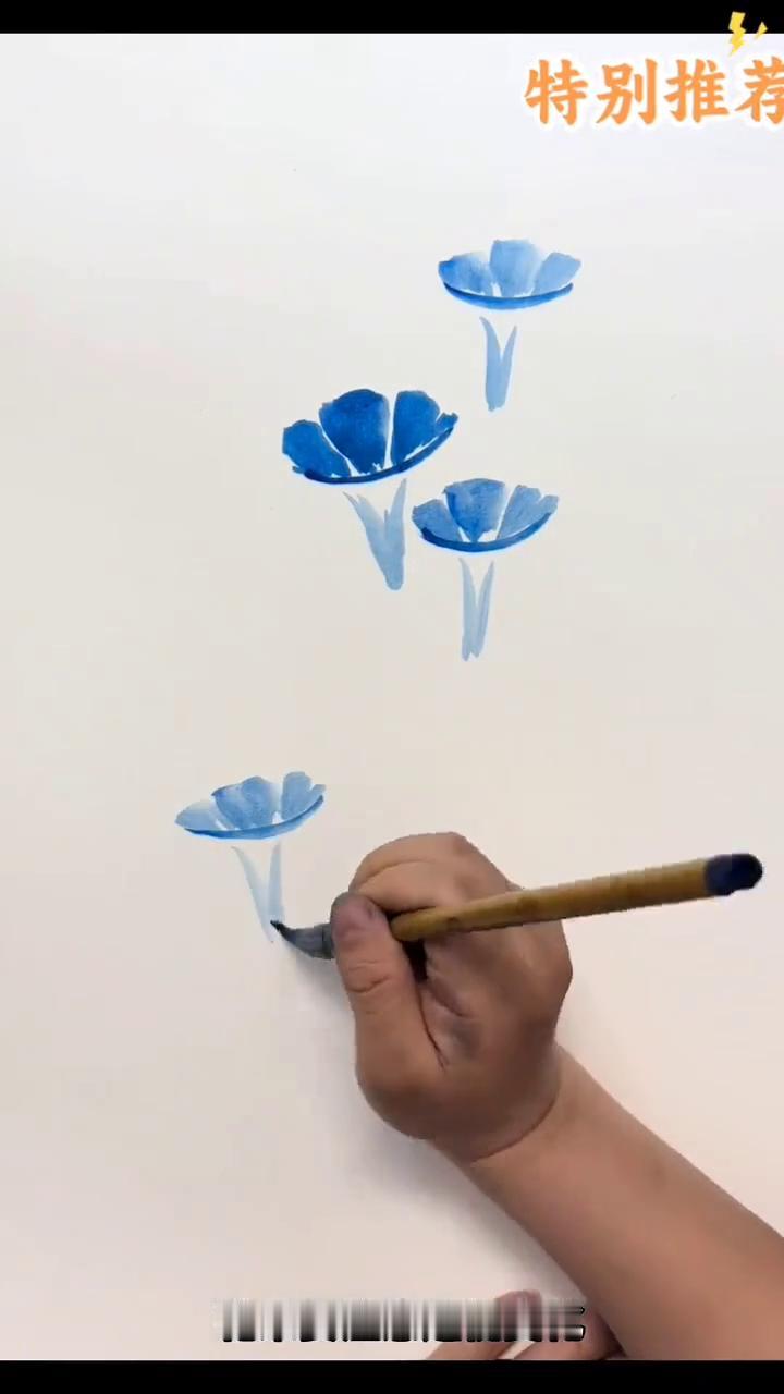 传播美术知识：牵牛花画法。·笔肚清水，笔尖酞青蓝，围绕花芯，侧锋用笔画出喇叭形