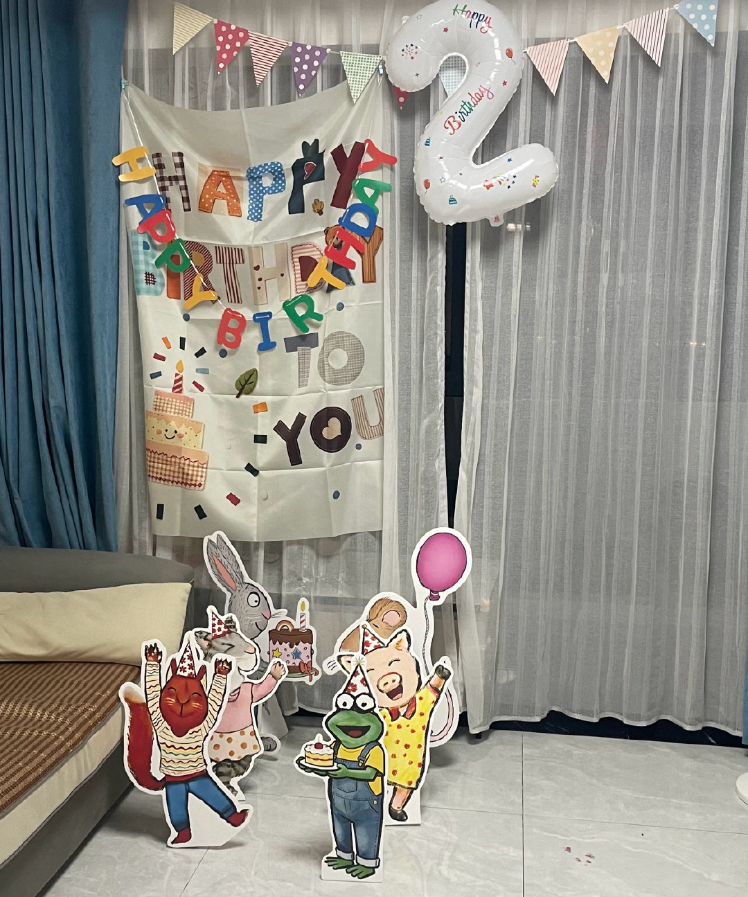 图片很糊但是能看出来小孩姐是满意的​