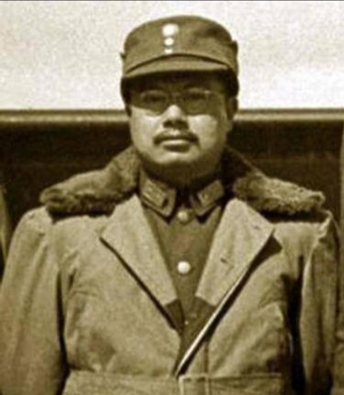 建国后毛泽东一次在与陈毅的谈话时问到：1949年10月，各大区都由司令员担任军政