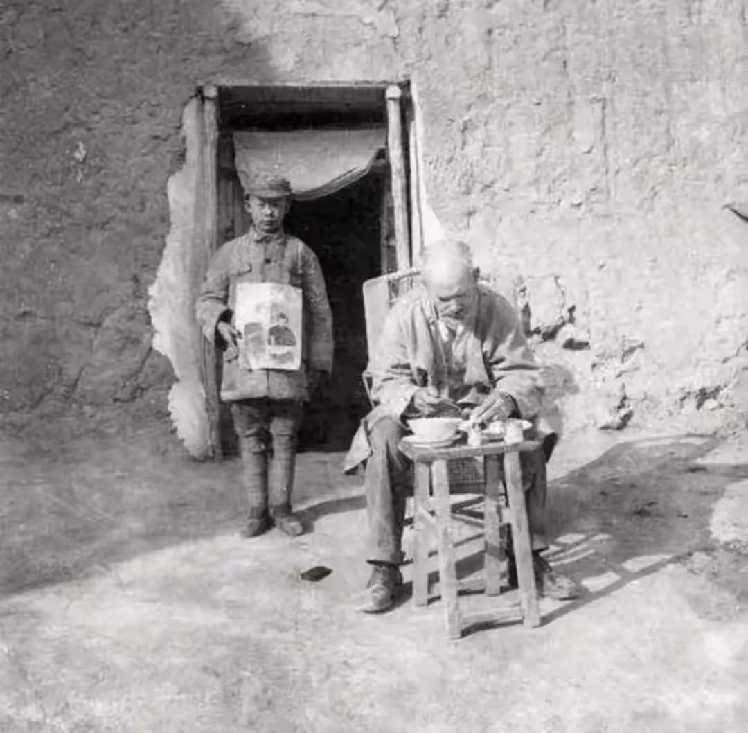 1939年那张白求恩吃早餐的照片，真是让人动容。照片里，他坐在凳子上，衣着朴素，