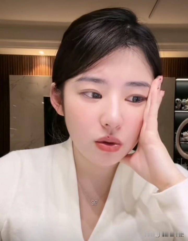 黄一鸣又上热搜了，她说她是大四实习期怀孕的，为此放弃了工作，生完孩子去杭州打工又