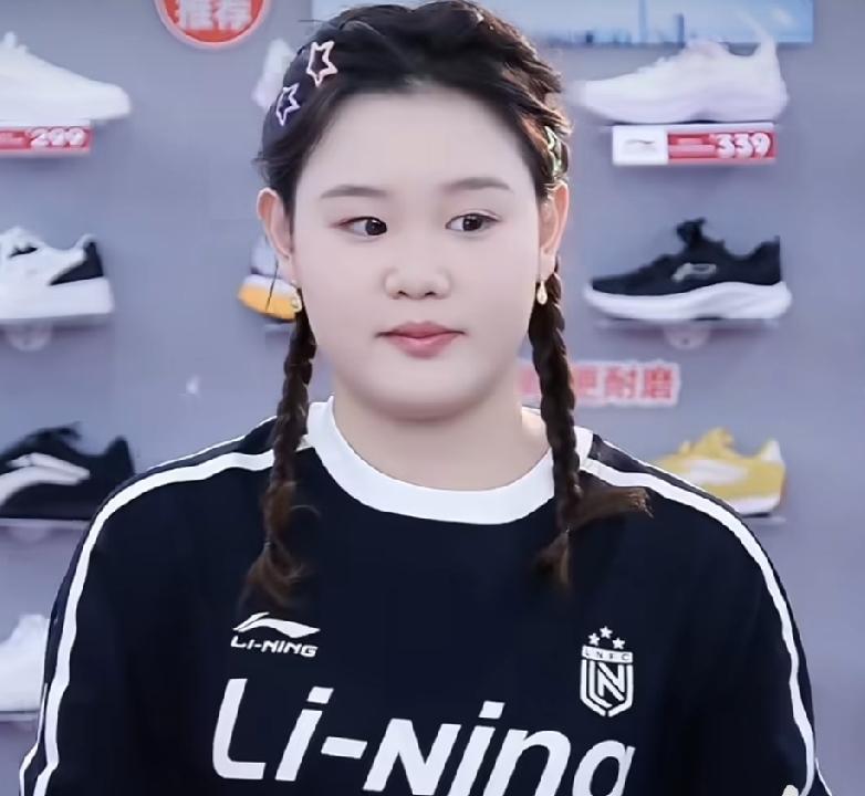 张家齐，自曝身高体重！9月25日，张家齐在直播中被叫“小胖子”，没想到张家齐