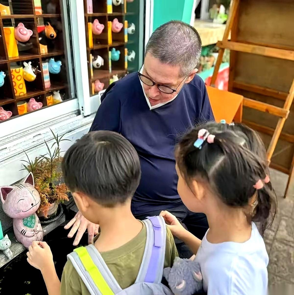 郭碧婷带着孩子，从那个金碧辉煌的“家”里搬出来了。住回了自己爹的老房子。没有